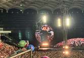 Manelistul Babasha, din nou pe scenă alături de Coldplay. Publicul l-a aplaudat, iar Chris Martin a avut un mesaj pentru fanii români (VIDEO)