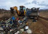 Curăţenie în Tomnatic! După ce BIHOREANUL a scris despre gunoaiele care zac la marginea satului, Primăria a făcut curăţenie (FOTO)