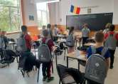 Pregătiți de școală: 30 de elevi din Vârciorog au primit ghiozdane și rechizite