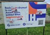 „Artă” stradală: Primarul unei comune din Bihor s-a trezit cu mesaje indecente pe un panou electoral