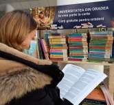 Universitatea din Oradea împarte gratuit cărţi orădenilor