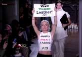 „Animalele nu sunt materiale”. Protest la prezentarea de modă a Victoriei Beckham, de la Paris (VIDEO)
