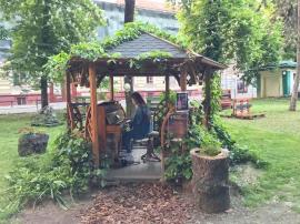 Muzica Libertăţii: Florarul Marius Sabău a readus pianina în Parcul de pe malul Crişului (FOTO)