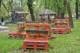 Şezătoare verde: Băncile din paleţi de la Târgul de Paşti au fost relocate în Parcul Libertăţii (FOTO)