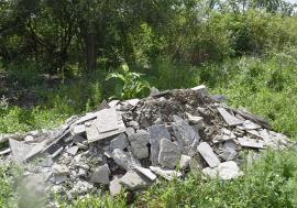Obligaţi la curăţenie: Înconjurate de mormane de gunoaie, primăriile din Bihor sunt somate să amenajeze platforme de colectare