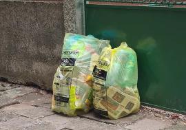 Vin sacii galbeni! Pentru a-i ajuta să colecteze separat deșeurile, RER Vest le distribuie orădenilor de la case role cu saci galbeni