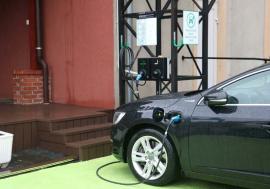 Oraş... la curent: În Oradea, numărul staţiilor de încărcare pentru maşini electrice creşte simţitor