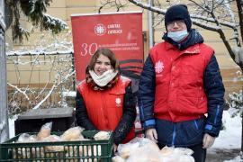 Jos pălăria! În fiecare săptămână, voluntarii Caritas Catolica distribuie mâncare caldă pentru orădenii nevoiaşi sau singuri