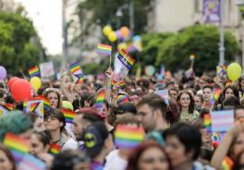 Paradă cu cântec: Prima paradă LGBTQ din Oradea pune pe jar tradiţionaliştii şi autorităţile locale