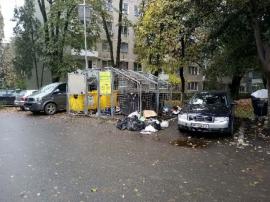 Ne enervează: Unele ţarcuri din Oradea sunt înconjurate constant de gunoaie