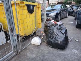 Gunoaie „emigrate”: Ţarcurile din jurul blocurilor din Oradea, invadate de gunoaiele firmelor care nu vor să plătească factura de salubritate