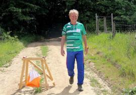 Omul-hartă: Un antreprenor din Oradea îi învață pe tineri să se orienteze prin natură fără telefon, cu hărți și busole (FOTO)