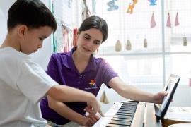 Puterea muzicii: O tânără orădeancă ajută prin muzicoterapie copiii și adulții cu dizabilități (FOTO)
