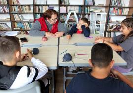 Școală de drag: O profesoară din Bihor își dedică timpul liber elevilor, făcând din biblioteca liceului un centru afterschool gratuit (FOTO)