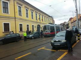 Traficul auto în centrul Oradiei, paralizat de o mașină parcată pe strada Primăriei în gabaritul tramvaiului (FOTO)