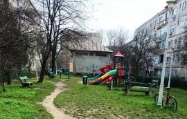 Să fie liniște! Locul de joacă dintre blocuri din strada Moldovei din Oradea va fi desființat la cererea vecinilor