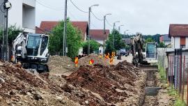 Lucrări de peste 900.000 lei: Constructorii au început asfaltarea străzii Atanasie Popa din cartierul Grigorescu (FOTO)