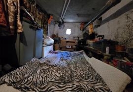 Soluţii extreme: Un bărbat din Oradea doarme în beciul blocului ca să scape de caniculă