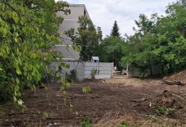 Prin curtea spitalului, la grădiniță: Primăria Oradea amenajează un acces provizoriu pentru a ocoli șantierul de pe Republicii (FOTO)