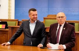Revedere la Nunta de Aur: Primarul Florin Birta și-a premiat fostul director de liceu, Ioan Micu, la 50 de ani de căsnicie (FOTO)
