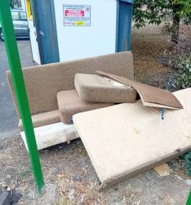 Dezinteres total pentru colectarea separată: canapeaua, abandonată lângă insula ecologică