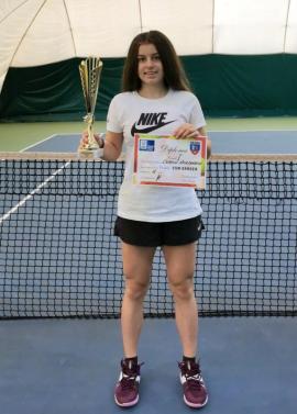 Cum răsar campioni: Sportiva bihoreană Anamaria Coroiu s-a impus la turneul de tenis dotat cu Trofeul CSM Oradea