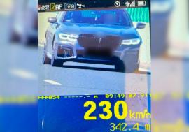 Cu BMW-ul, cu 230 km/h pe DEx 16, lângă Oradea. Șoferul a rămas fără permis pentru patru luni