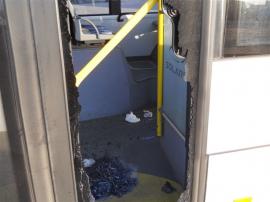 Un nou autobuz vandalizat: Enervat că şoferul nu l-a aşteptat până a vorbit la telefon, un tânăr a spart uşa cu picioarele