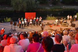 Sute de orădeni, la concert pe malul Crișului. Corala Art Nouveau a adus muzică de film și jazz în piațeta Independenței (FOTO)