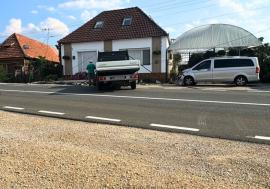 Trafic blocat pe DN1, în Bihor, după ce o autoutilitară a lovit un stâlp electric