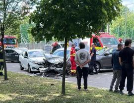 Accident cu patru mașini pe Calea Clujului din Oradea. UPDATE: O șoferiță a fost descarcerată și transportată la spital