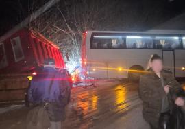 Drum de coșmar! Un autocar ce transporta pasageri de la Oradea la Cluj-Napoca a fost lovit de o mașină de deszăpezire (VIDEO)