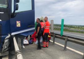 O șoferiță de TIR din Bihor a murit pe A1, după ce i s-ar fi făcut rău la volan. Un ambulanțier din Ștei, aflat în timpul liber, a încercat să o salveze