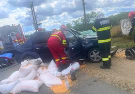 Accident la ieșirea din Belfir: Un șofer de 49 de ani a fost descarcerat și dus la spital (FOTO)