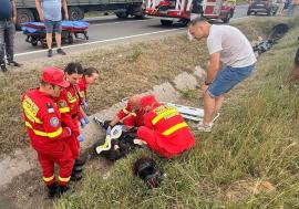 Accident la ieșirea din Băile Felix: O tânără motociclistă a 'zburat' cu motorul în șanț