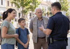 Polițiștii îi învață pe bihoreni cum să evite fraudele online și furturile. Programul întâlnirilor din Oradea și județ