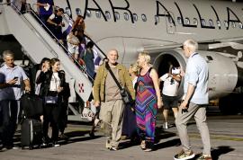 Surpriză pentru pasagerii unui avion care a aterizat la Timișoara: actorul John Malkovic a ajuns în România cu o cursă de linie (FOTO/VIDEO)
