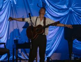 Cântărețul Asaf Avidan a devenit cetățean român. Artistul a depus jurământul alături de frații săi
