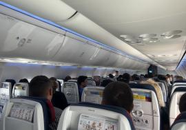 Percheziții după furturi de 800.000 de euro din avioane. Printre suspecți, angajați ai unei firme de catering care deservea aeronavele