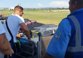'Mulţumim CJ Bihor!'. La Aeroportul Oradea, bagajele pasagerilor se livrează direct din... 'trotinetă' (VIDEO)