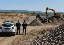 Balast exploatat ilegal pe 55.000 mp în Bihor: percheziții la Țețchea, Tileagd și Aștileu într-un dosar cu prejudiciu de peste 1,6 milioane lei