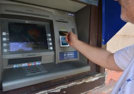 Atenție când faceţi tranzacţii la bancomat! Un orădean a fost jefuit în timp ce număra banii