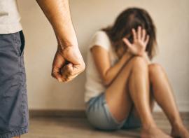 Bărbat din Bihor, arestat pentru violență în familie: și-a bătut concubina cu coada de lopată și cu picioarele. Femeia a rămas fără splină