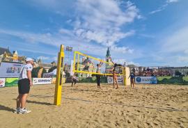 Spectacol pe nisip în Piața Unirii din Oradea: A început turneul de volei pe plajă, iar meciurile vor ține până spre miezul nopții (FOTO/VIDEO)