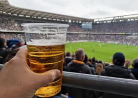 Berea, permisă în arenele sportive: Parlamentul a adoptat legea care permite vânzarea băuturilor slab alcoolizate la meciuri