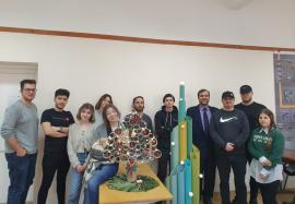 Pentru Mihai Neşu: Studenţii de la Arte din Oradea au vândut brazi ecologici pentru a dona banii fundaţiei fostului fotbalist
