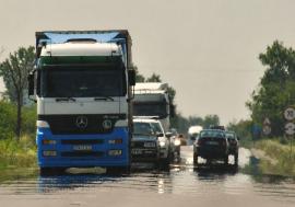 Codul roşu de caniculă trage traficul greu pe dreapta în Bihor: Restricții timp de 8 ore pe drumurile naționale și autostrăzi