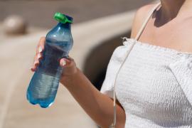 Ce trebuie să facem în zilele cu temperaturi extreme. Avertismentul DSP Bihor: Alcoolul favorizează deshidratarea 