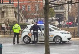 Operaţiunea „fast-food”: Doi poliţişti locali au parcat neregulamentar, au lăsat girofarul pornit și s-au dus la KFC (VIDEO)