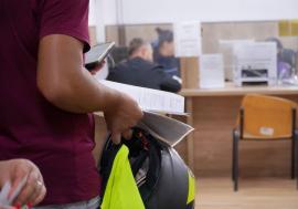 S-a prescris! Tribunalul Bihor a încetat procesul grefierei acuzate că a falsificat acte pentru înmatricularea a 34 de autoturisme